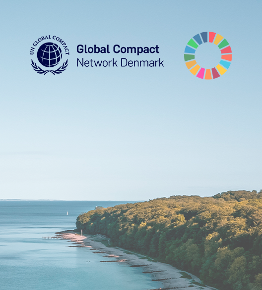 Billede af dansk kyst med strand, skov og hav. I toppen af billedet er logo af UN Global Compact Network Denmark og verdensmålshjulet